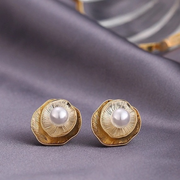 Anthropologie Jewelry - Gold Shell stud earrings Anthropologie Jewelry - Gold Shell stud earrings